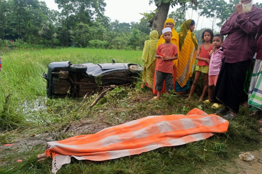 দেবিদ্ধারে নিয়ন্ত্রণ হারানো প্রাইভেটকারের ধাক্কায় পথচারী নিহত 