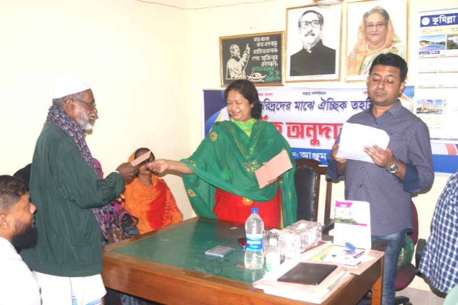অর্ধশত হতদরিদ্র পেলো 'এমপি সীমা'র আর্থিক সহায়তা 