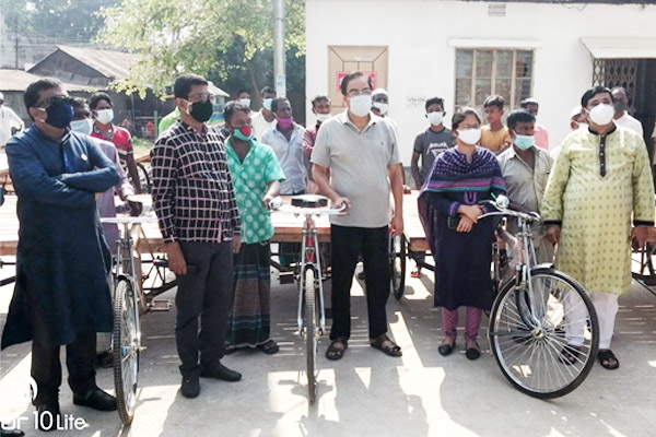 মুজিববর্ষের উপহার ‘রিকশা ভ্যান’ পেলেন কুমিল্লার ৫০ জেলে 