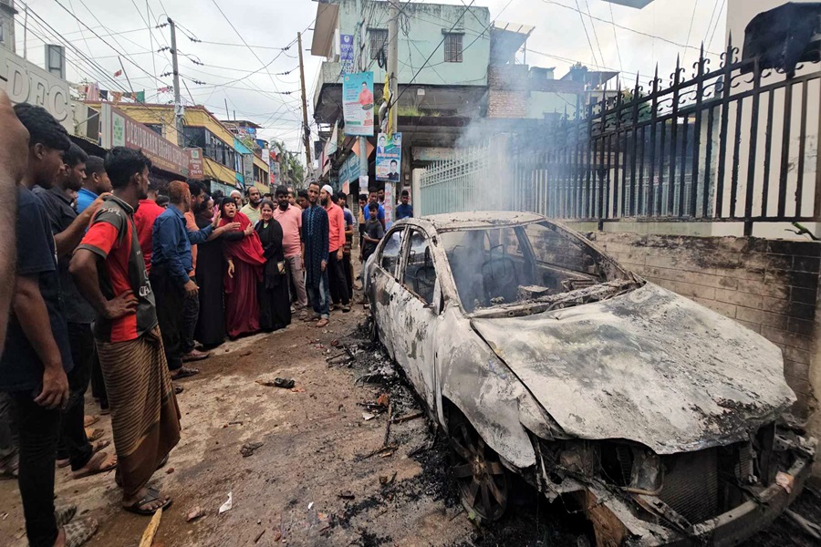কুমিল্লায় পুলিশ কনস্টেবল ও ছাত্র নিহত, ব্যাপক সংঘর্ষ ও অগ্নিসংযোগ