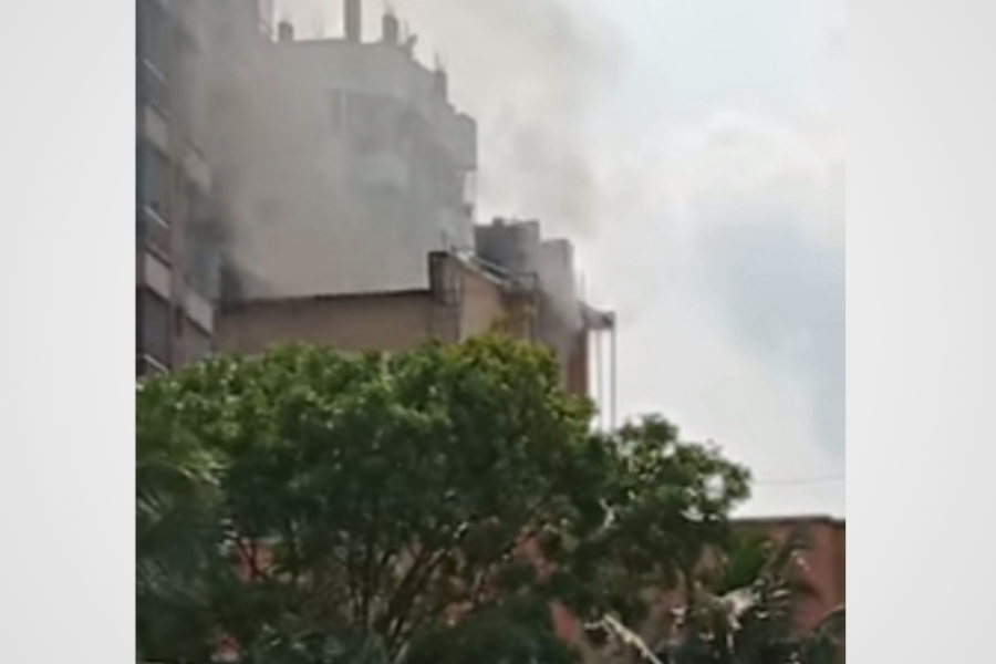 কুমিল্লার সিটি মেয়র সাক্কুর বাড়িতে আগুন