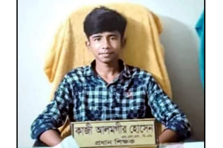 দেবীদ্বারে শিক্ষকের পদত্যাগ দাবি করা ছাত্র বসলেন চেয়ারে