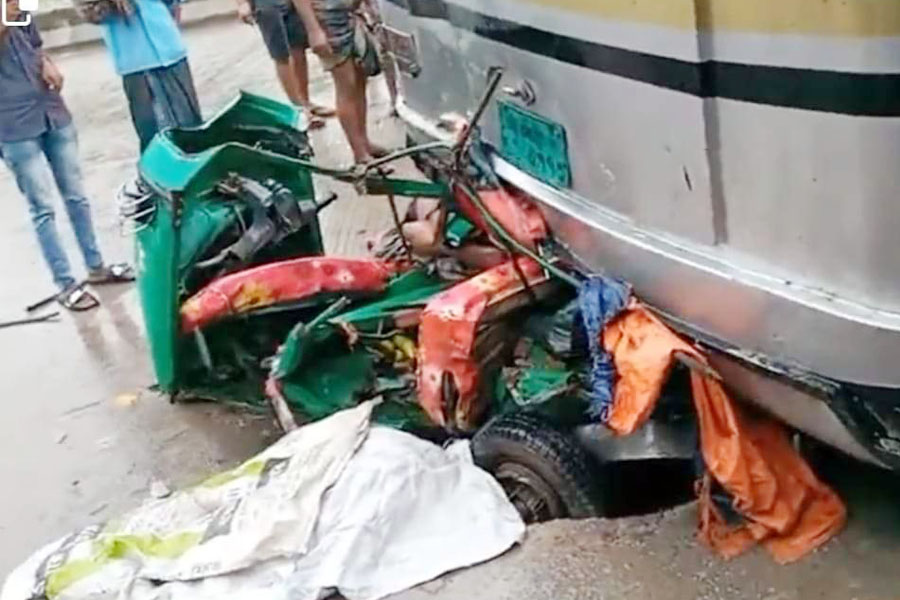 মনোহরগঞ্জের নাথেরপেটুয়ায় বাসচাপায় প্রাণ গেলো অটোরিকশার ৩ যাত্রীর 