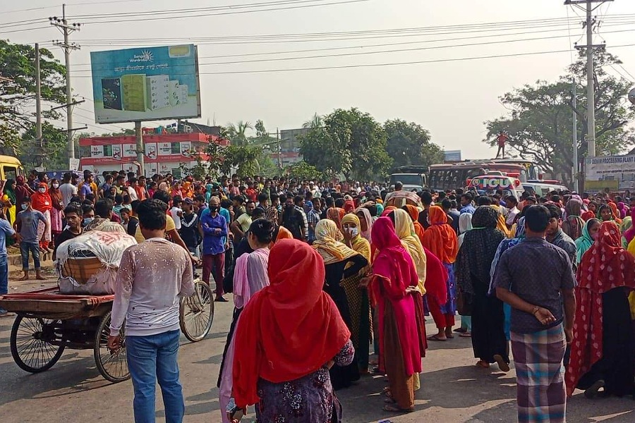 কুমিল্লায় বেতনের দাবিতে শ্রমিকদের আন্দোলনে মহাসড়কে ২০ কিলোমিটার জুড়ে যানজট