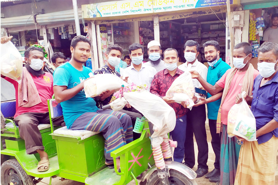 মনোহরগঞ্জ প্রেসক্লাবের উদ্যোগে ঈদ সামগ্রী বিতরণ