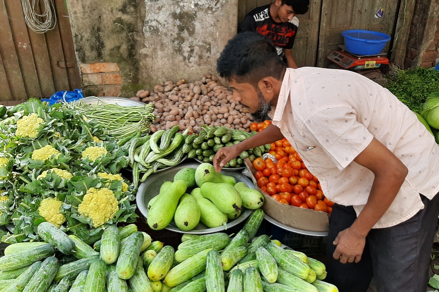 কুমিল্লার বাজারে সবজির গায়ে আগুন!