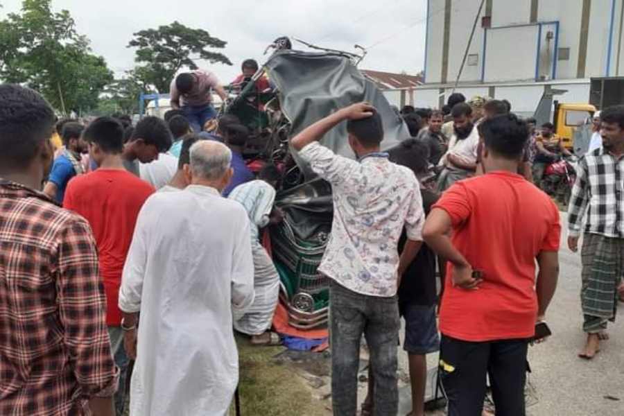 দেবিদ্ধারে ট্রাক- অটোরিকশার মুখোমুখী সংঘর্ষে নিহত ৩