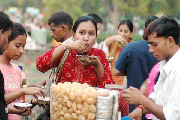 টয়লেটের পানি দিয়ে ফুচকার টক বানানোর সময় ধরা বিক্রেতা