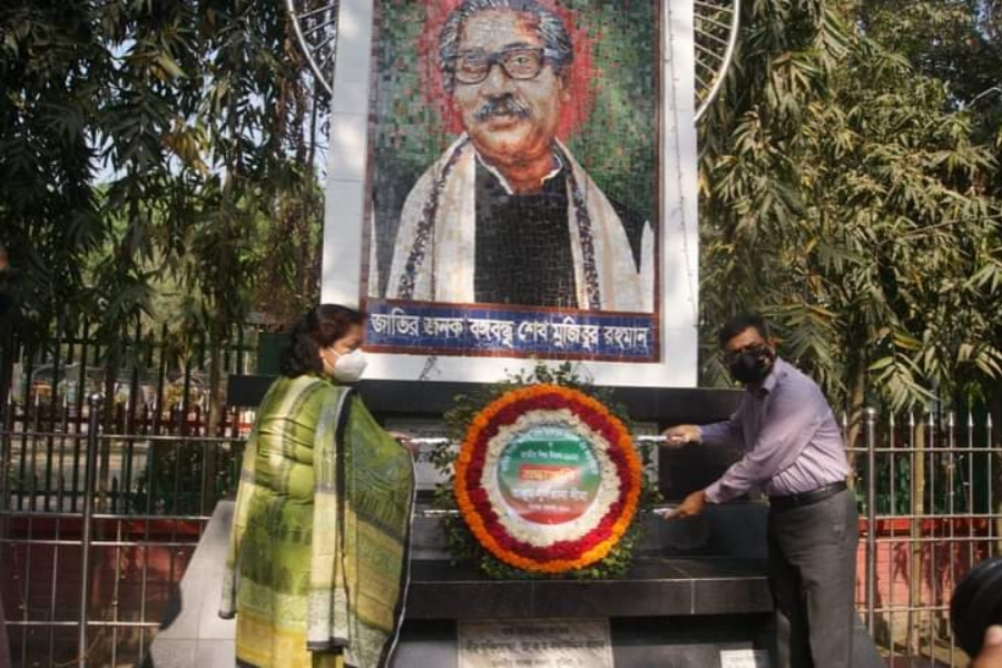 জন্মবার্ষিকী উপলক্ষে বঙ্গবন্ধুর ম্যুরালে পুষ্পস্তবক অর্পণ 