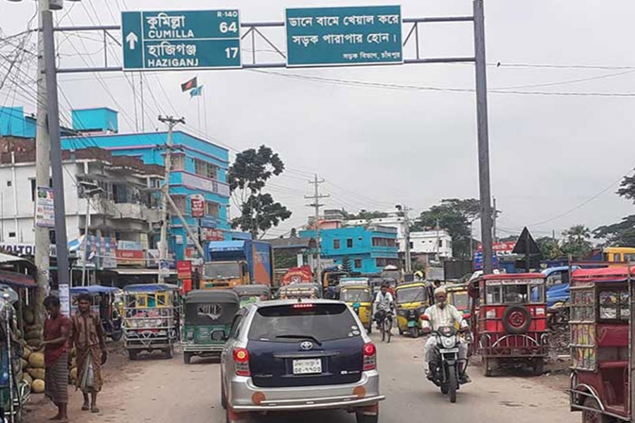 কুমিল্লা-চাঁদপুর সড়কে ২ শ্রমিককে চাপা দিয়ে চলে গেল গাড়ি