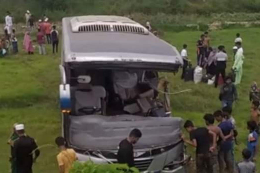 চৌদ্দগ্রামে ৩০ যাত্রী নিয়ে সেন্টমার্টিন পরিবহন নিয়ন্ত্রণ হারিয়ে মাঠে