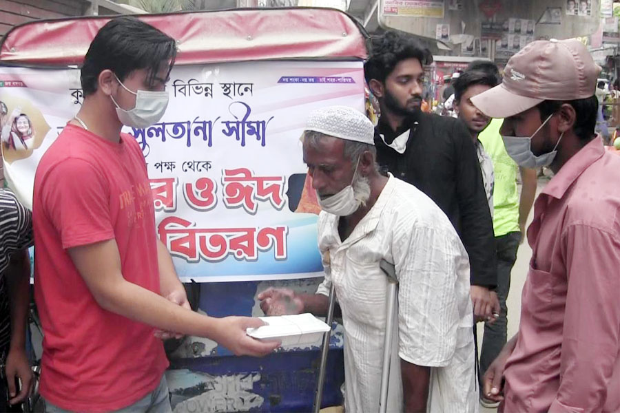 ১২শ পরিবহন শ্রমিক ও অসহায়দের হাতে এমপি সীমার ইফতার