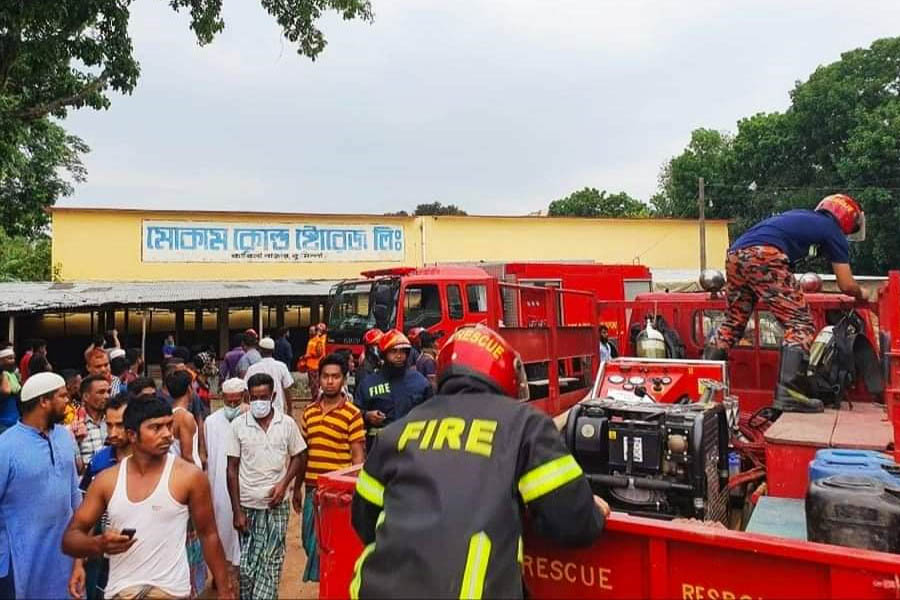 কুমিল্লায় ধসে পড়লো হিমাগার, দূষিত গ্যাসে মারা গেল ৮ গরু