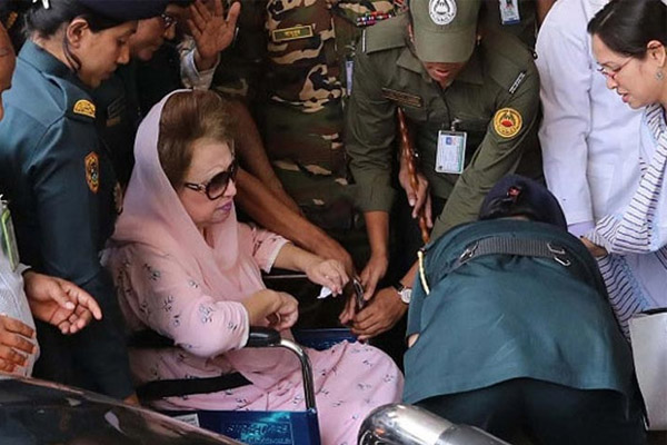 সহযোগিতা ছাড়া হাঁটতে পারবেন না খালেদা জিয়া