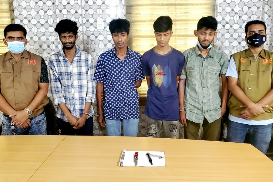 চকবাজার, বউ বাজার ও গয়ামবাগিচায় ছিনতাই চক্রের ৪ সদস্য গ্রেফতার