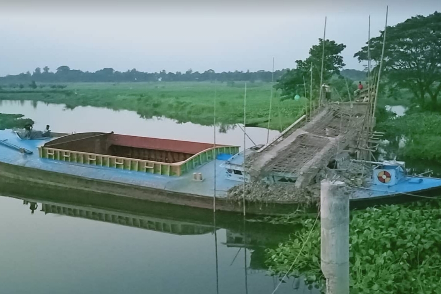 বাল্কহেডের ধাক্কায় সেতু ভেঙ্গে নদীতে, জিংলাতলি ইউনিয়ন বাসিন্দাদের দুর্ভোগ শুরু 