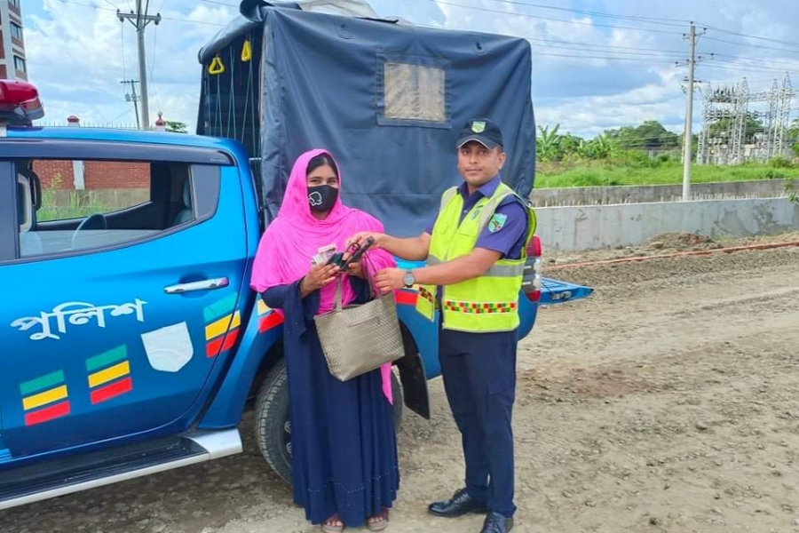 সড়কে হারানো পর্যটকের ব্যাগ উদ্ধার করে দিলো পুলিশ