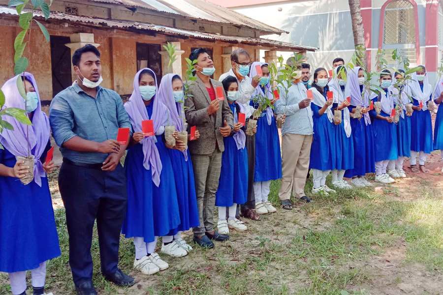 হাতে চারা গাছ নিয়ে ধর্ষণবিরোধী শপথ