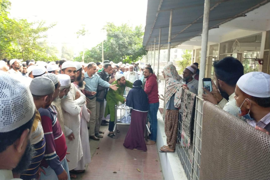 সম্পত্তির দ্বন্দ্বে বাবার দাফনে মেয়ের বাধা, মা-মেয়ের ধস্তাধস্তি