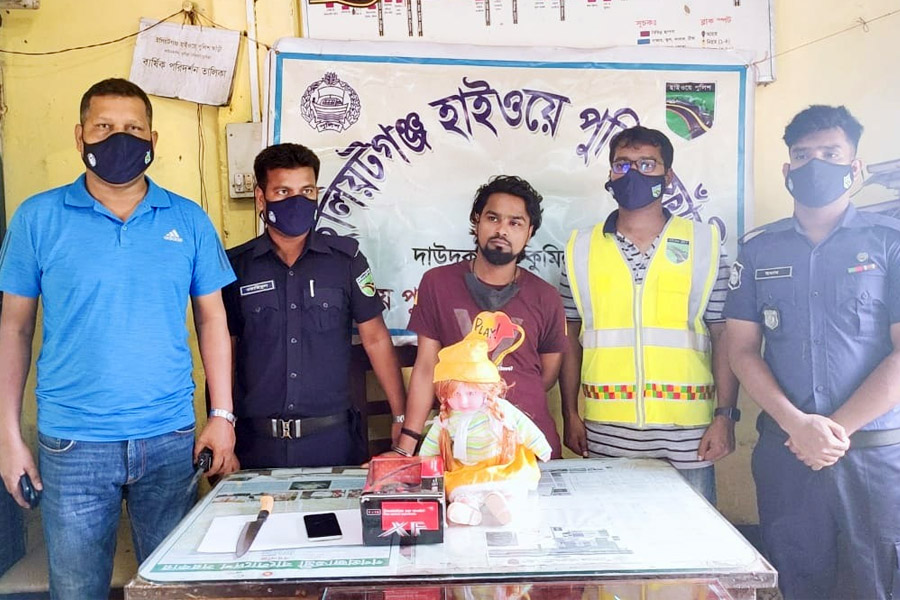 কুমিল্লায় কাভার্ডভ্যান চালককে ছুরিকাঘাত করে টাকা ও মোবাইল ছিনতাই, আটক ১