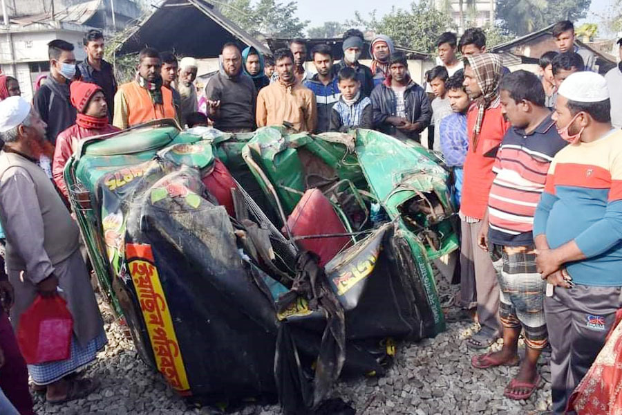 কুমিল্লায় চলন্ত ট্রেনের সামনে সিএনজি : বৃদ্ধ নিহত,  স্ত্রী ও মেয়ে আহত