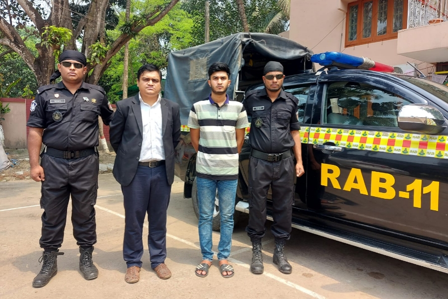 আইনজীবী বানিয়ে দেয়ার কথা বলে অর্ধকোটি টাকা নিয়ে প্রতারণা, ভুয়া আইনজীবী গ্ৰেফতার