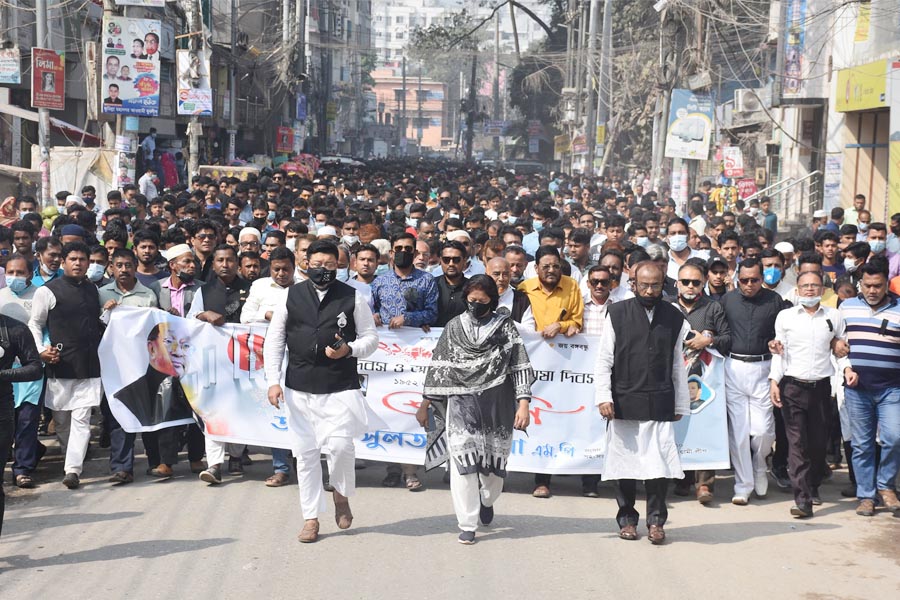দুই সহস্রাধিক কর্মী নিয়ে শহীদ মিনারে এমপি সীমার শ্রদ্ধাঞ্জলি ও র‌্যালী 