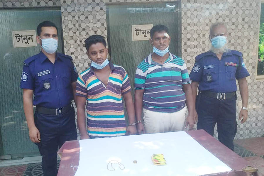 কুমিল্লায় অস্ত্র ঠেকিয়ে টাকা ও স্বর্ণালংকার লুট, গ্রেফতার ২