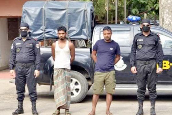 রাম দা হাতে ‘লুঙ্গিড্যান্স’ দুই যুবক গ্রেফতার 