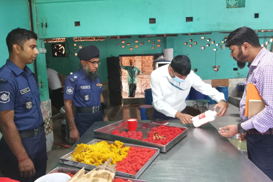 কুমিল্লায় ক্ষ‌তিকারক রং ব্যবহার করে মি‌ষ্টি তৈরি