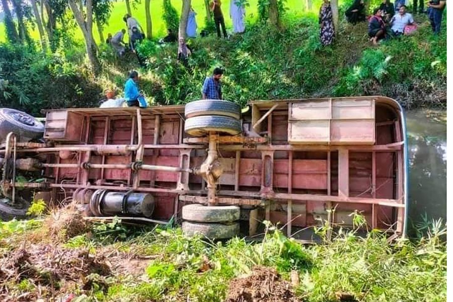 বরুড়ায় ৩০ যাত্রী নিয়ে বাস খাদে, আহত ১৫