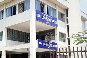 কুমিল্লায় অস্ত্র ঠেকিয়ে দলিল ঘষামাজা : দলিল লেখকের আত্মসমর্পণের পর সহকারী গ্রেফতার