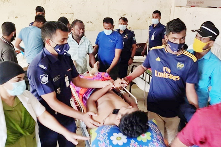 পুলিশবাহী পিকআপে বাসের চাপা, ২১ পুলিশ সদস্য হাসপাতালে