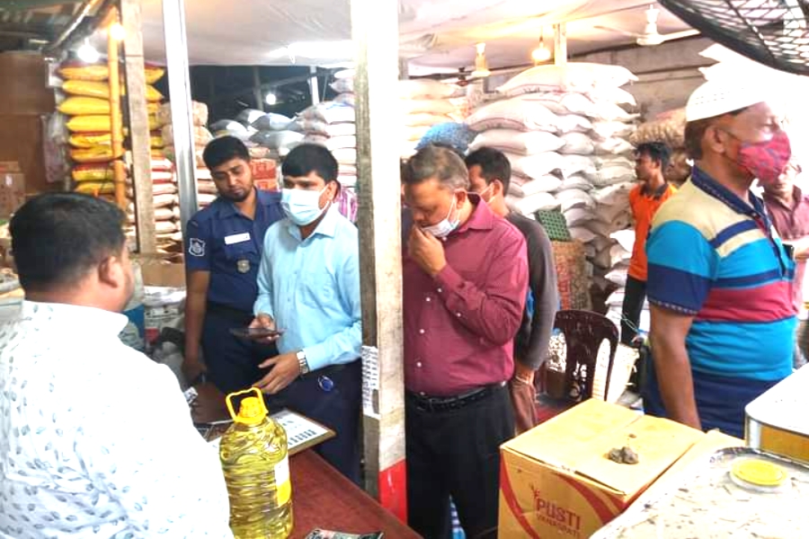 লাকসামে তেলের দামে কারসাজি, তিন প্রতিষ্ঠানকে লাখ টাকা জরিমানা 