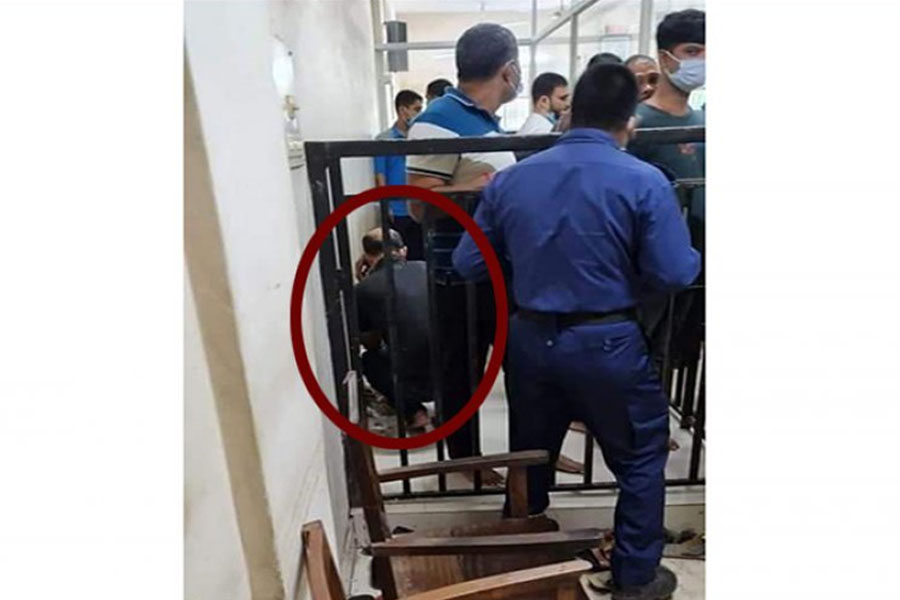 ওসি প্রদীপ কাঠগড়ায় মোবাইলে কথা বলার ছবি ভাইরাল