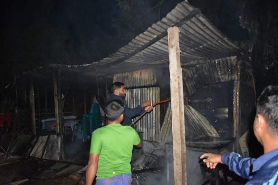 মেঘনায় নৌকার প্রার্থীর অফিস ভাংচুর-আগুন, পেট্রল বোমা উদ্ধার