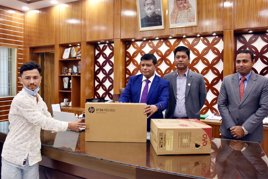 প্রধানমন্ত্রীকে এসএমএস পাঠিয়ে পেলেন কম্পিউটার