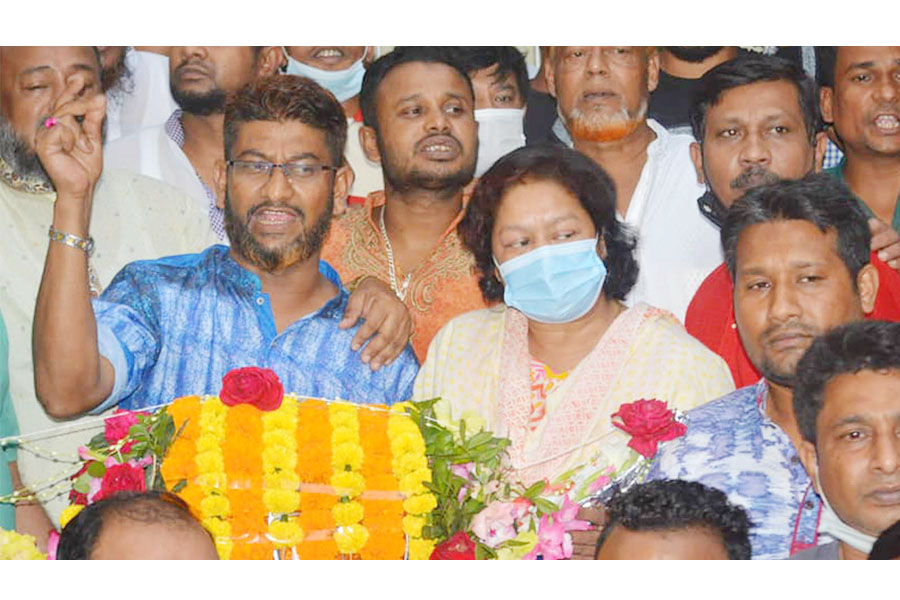 এমপি সীমার হাতে ফুল দিয়ে আওয়ামী লীগে কাউন্সিলর সাইফুল