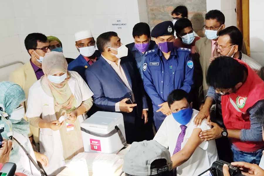 কুমিল্লায় টিকা নিয়ে ডিসি ও এসপি’র অনুভূতি প্রকাশ