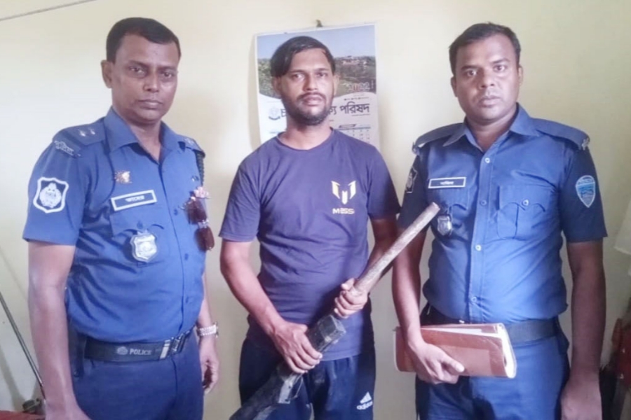 কুমিল্লার চৌদ্দগ্রামে স্কুল দফতরির খাটের নিচে আগ্নেয়াস্ত্র