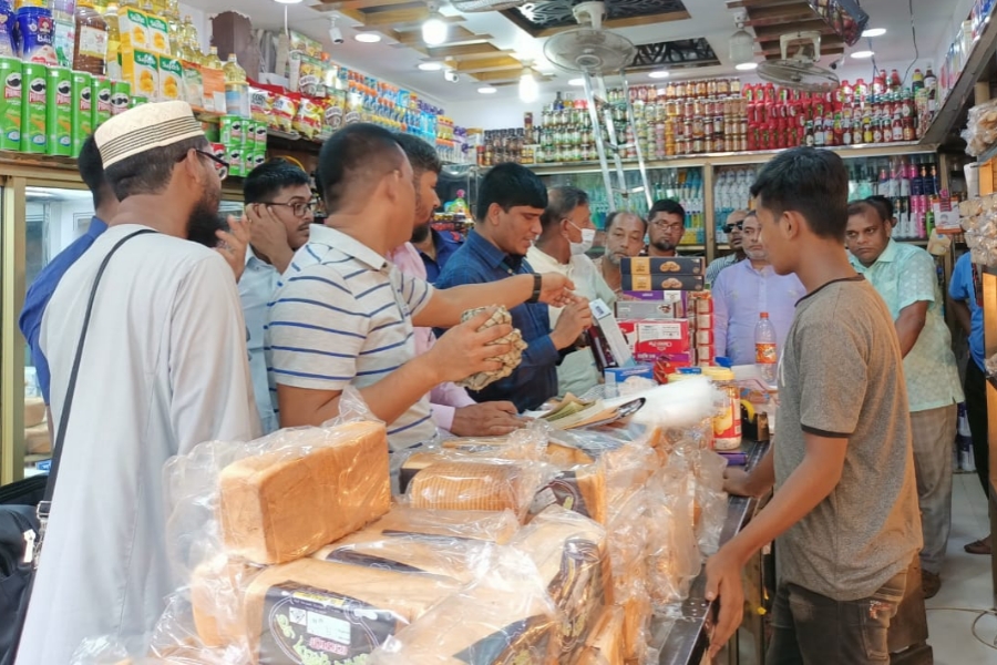 রাজগঞ্জ বাজারে অনু‌মোদনহীন শিশুখাদ্য সংরক্ষণ, বিক্রি অভিযোগে তিন প্রতিষ্ঠানকে জরিমানা