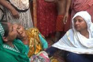 সন্তানকে বাঁচাতে পুকুরে ঝাঁপ,  প্রাণ গেল মা-ছেলের 