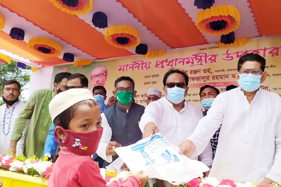 মুরাদনগরে প্রধানমন্ত্রীর উপহার ঈদ সামগ্রী ও কম্বাইন হার্ভেষ্টার মেশিন বিতরণ