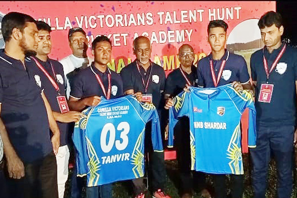 কুমিল্লা ভিক্টোরিয়ান্স ট্যালেন্ট হান্ট ক্রিকেট একাডেমির ট্রফি ও জার্সি উন্মোচন