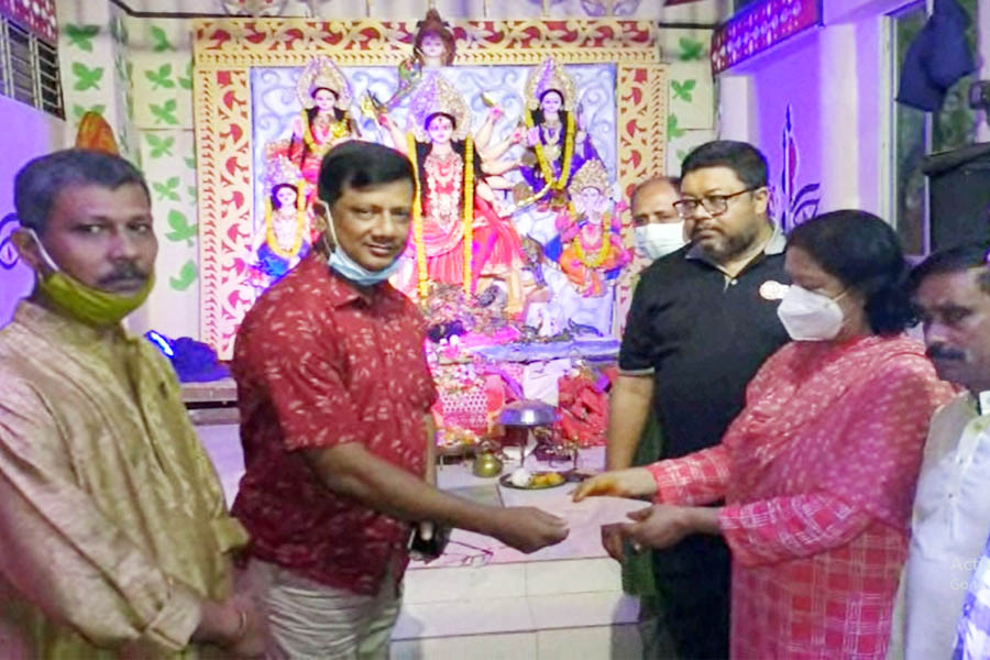 পূজামন্ডব পরিদর্শন এমপি সীমার, ২০ মন্ডপে লাখ টাকা উপহার