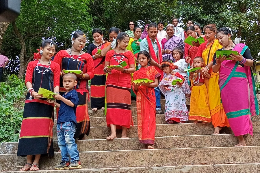 কুমিল্লার লালমাই পাহাড় মেতেছে বৈসু উৎসবে