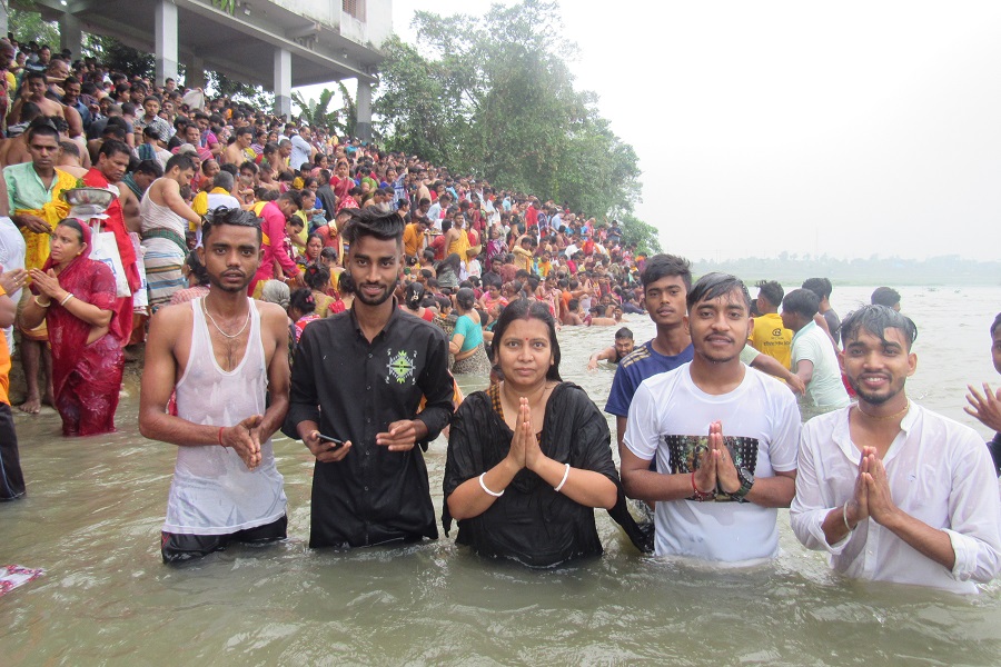 কুমিল্লায় গোমতী নদীতে  অষ্টমী স্নানোৎসবে হাজারো পূণ্যার্থীর ঢল