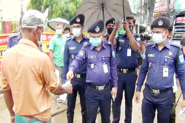 কুমিল্লায় মাস্ক নিয়ে সড়ক ও শপিংমলে পুলিশ
