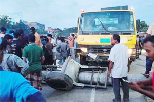 কুমিল্লায় ট্রাক চাপায় শ্রমিক-লরি চাপায় চালক নিহত